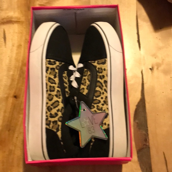 Love 83 sneaker’s NWT - Picture 2 of 3